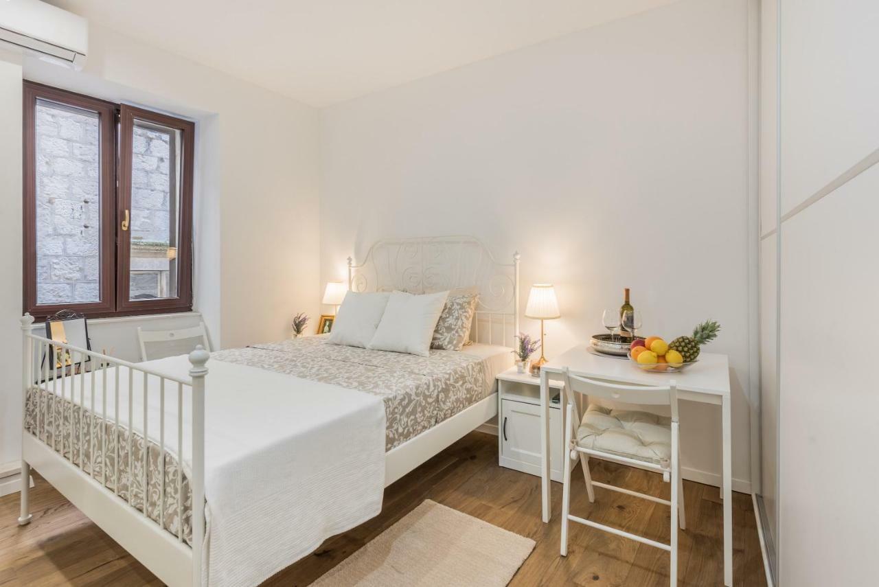 Mediterranean Vintage Room Split Exterior photo