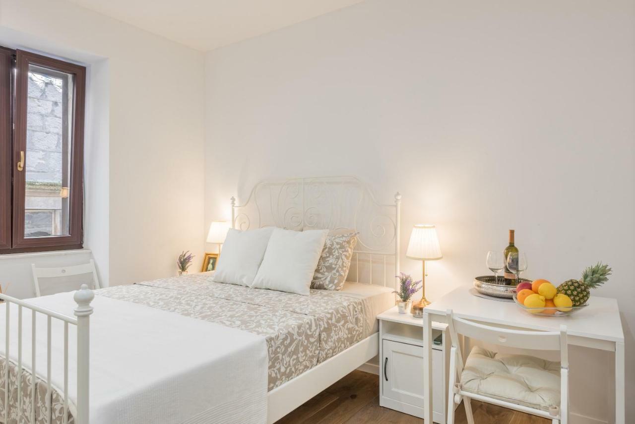 Mediterranean Vintage Room Split Exterior photo